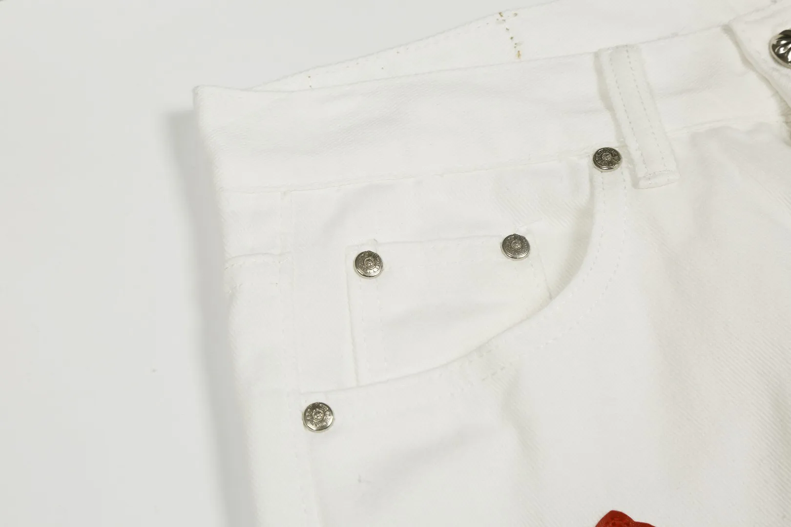 P256 Actual photo [High quality] Coding: LH282 Color: Picture color Size: S to XXXL - Chrome Hearts/Chrome Hearts Classic white cow series colored leather cross washed color fabric unisex denim trousers - Vibe style straight stacked god-level version - Carbon fine bias denim color cloth - Old vintage complete set of hardware - Chrome Hearts white cow series The high version uses high-ounce custom fabrics, enzyme washing and soft color fixation It is soft and thick to wear. The details are all made by hand-polished craftsmanship. All-over jacquard fabrics. Unique design style. Multiple processes to create a full retro feel. Niche unique non-colliding shirts. Customized distressed spray-painted buttons. Craftsmanship in every detail. Size Pants length Waist Hips Unit cm S 98 68 100 M 99 72 104 L 100 76 108 XL 101 80 112 XXL 102 84 116 XXL 103 88 120